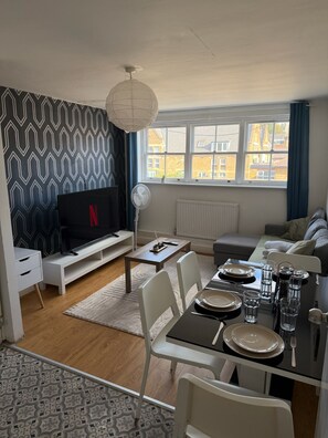 Living area - Brick Lane City Stay | Spacious Flat Sleeps 6 (London)