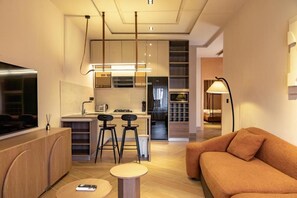 Una sala de estar moderna con un sofá, una mesa de centro y un televisor.