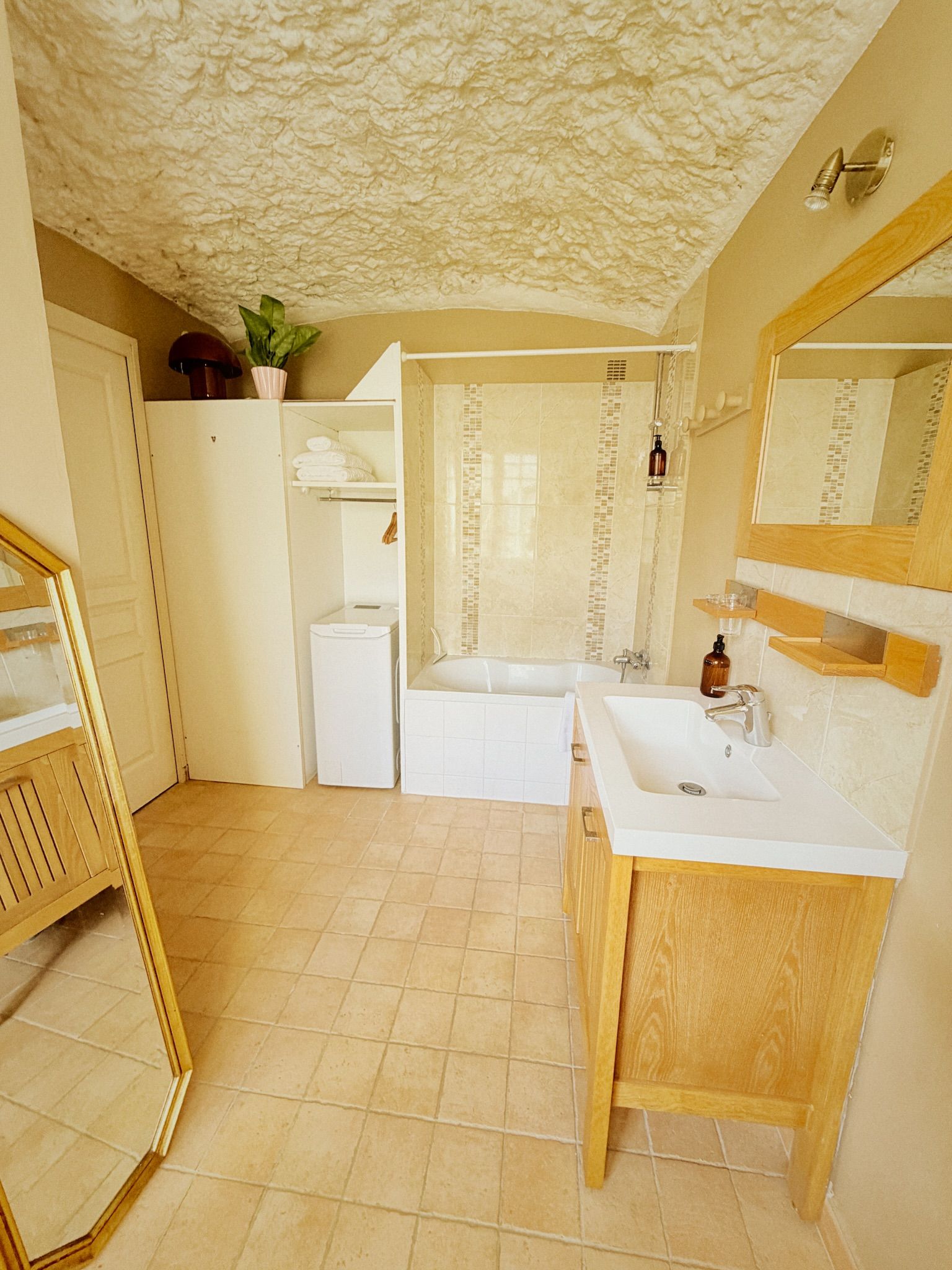 Een badkamer met een bad, een wastafel en een spiegel.