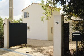 Una propietat tancada amb una bústia i el número 785.