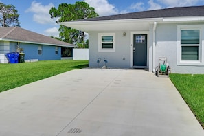 A residential house with a front yard, a driveway, and a mailbox. - Sun 'n Lake Kozy Korner - Private Hot Tub & Pets Welcome (Sebring)