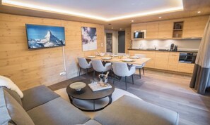 Ein modernes Interieur mit Essbereich, Küche und Sitzgelegenheit.