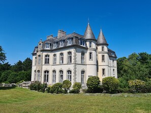 Un edifici gran i històric amb diverses torres i una façana simètrica.