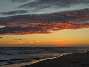 A beach with waves and a sunset. - 2-bedroom condo in enchanting Morehead City minutes away from Atlantic Beach (Morehead City)