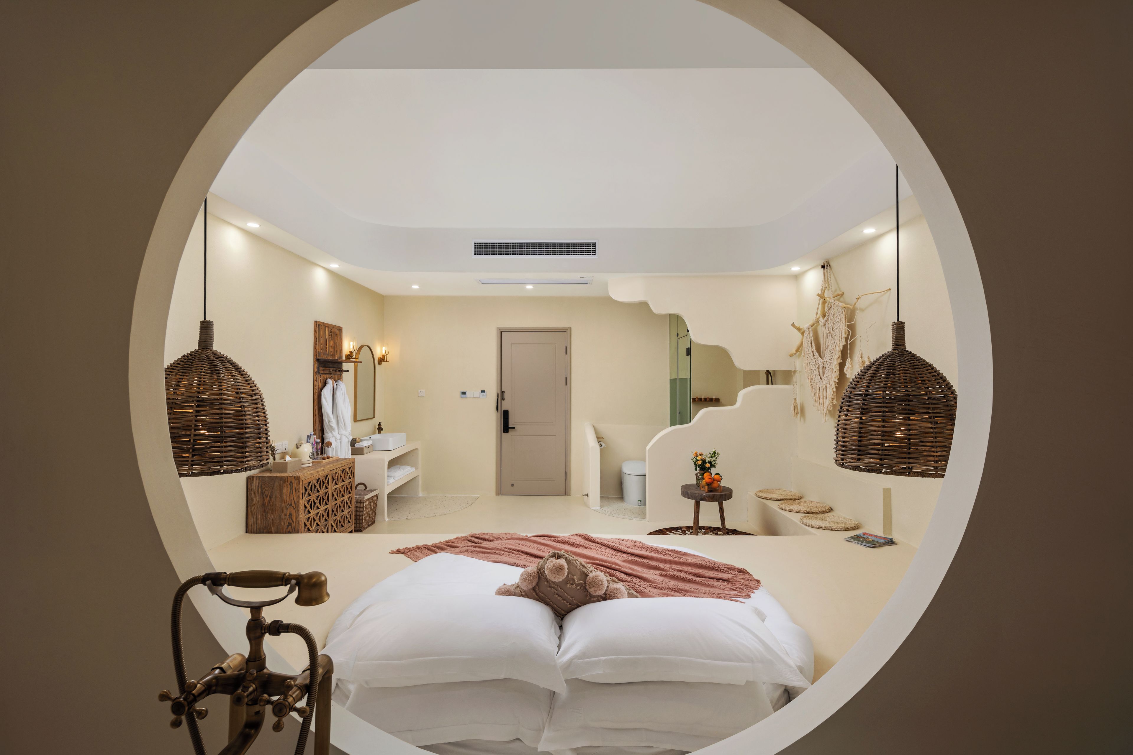 Ein Rundblick auf ein Schlafzimmer mit Bett, Nachttisch und Spiegel.