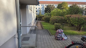Ein Wohngebäude mit einem gepflasterten Weg, der zu einer Treppe führt.