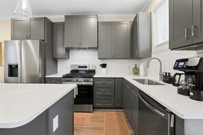 Private kitchen - Comfortable Mid-Term Stay Retreat Near Downtown (Durham)