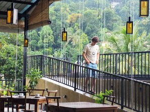 Outdoor dining - Ceylon Ayu Resort (Kandy)