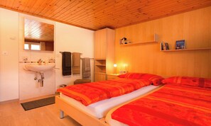 Room - YOUR ALPINE HOME IN CENTRAL ZERMATT WITH WHIRLPOOL BATH AND TERRACE (Horrenbach-Buchen)