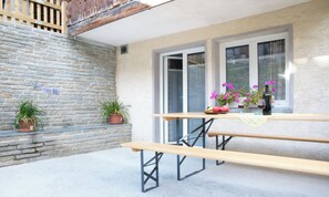 Outdoor dining - YOUR ALPINE HOME IN CENTRAL ZERMATT WITH WHIRLPOOL BATH AND TERRACE (Horrenbach-Buchen)