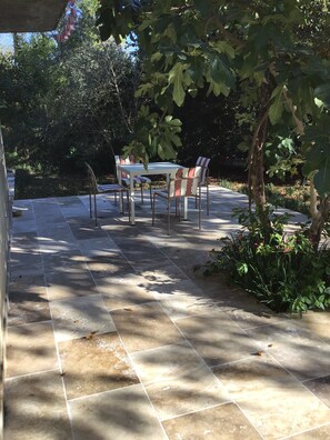 An outdoor patio with a tiled floor, a table, and chairs. - New Listing (Romans-sur-Isère)