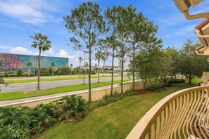 A residential area with a road, green lawns, and trees. - Stylish Vista Cay 3br, Comfort at a Prime Location (Orlando)
