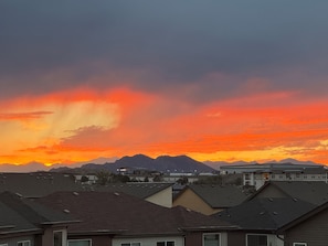 A residential area with houses and a mountain range in the background. - Fully Furnished Mountain View Townhome 2BR/2.5BA (Broomfield)