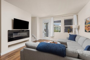 Living area - Fully Furnished Mountain View Townhome 2BR/2.5BA (Broomfield)