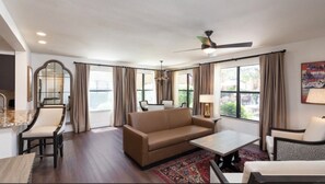 Living area - Cozy 1-bedroom deluxe condo located on the strip of Las Vegas (Las Vegas)