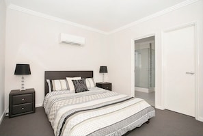 Room - Sunset Retreat on Abbett (Scarborough)
