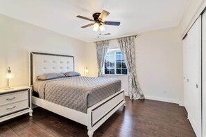 Room - Coachella White House | Saltwater Pool, Spa & Games (Coachella)