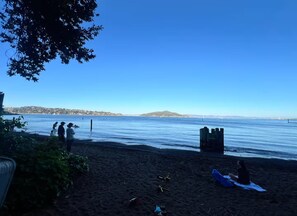 A beach with a clear sky, a distant mountain, and a few people. - Easy SF Access from Spacious apartment in Sausalito with stunning views (Sausalito)