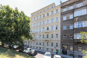 Ein mehrgeschossiges Gebäude im klassischen Stil, mit Balkonen und großen Fenstern.