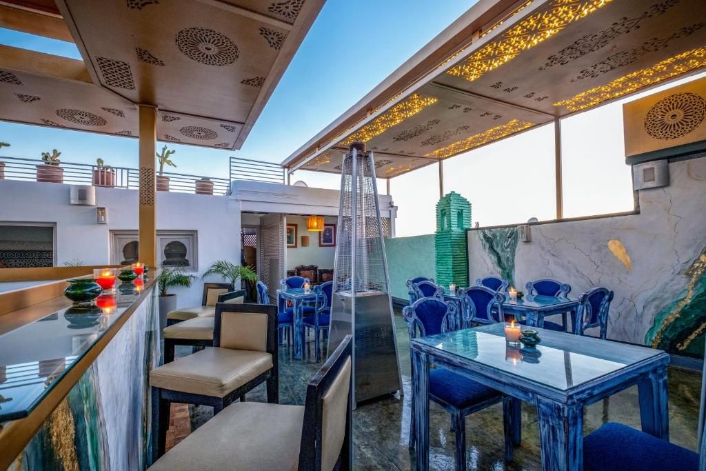 Ein Restaurant mit Außenbereich, einer Bar und dekorativen Muster an der Decke.