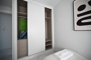 A bedroom with a bed, a wardrobe, and a wall-mounted artwork. - Lagoons Village Tm Torrevieja (Torrevieja)