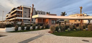 A modern building with multiple balconies, a gated entrance, and a well-maintained garden. - Lagoons Village Tm Torrevieja (Torrevieja)