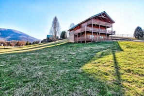 Exterior - Comfy 4-bedroom cabin with picturesque views, near Pigeon Forge and Gatlinburg (Sevierville)