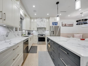 Private kitchen - 🏡 FOR RENT | LUXURY 4-BEDROOM HOME IN VANCOUVER For Long or Short Term (Vancouver)