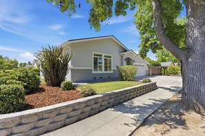 A single-story house with a front yard, a driveway, and a mailbox. - Newer 4BR Luxury Home in West San Jose — 2 Primary Suites, Minutes to Apple Park (San Jose)