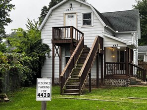 A two-story house with a wooden staircase and a porch. - CatalpaCorner Peace-filled/Sky-Haven/Turnkey/Mid-term/Monthly/Weekly (Springfield)