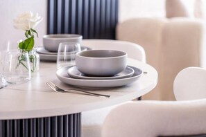 Ein Esszimmer mit Geschirr, Schüsseln und Besteck.
