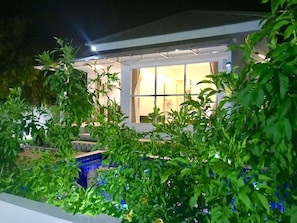 Ein Haus mit Pool, umgeben von üppigem Grün.