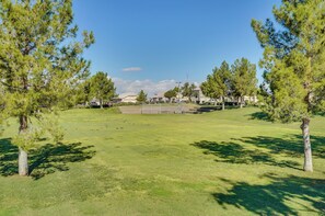 A grassy field with trees and houses in the background. - Soothing 3-bedroom house with AC in charming Peoria (Peoria)