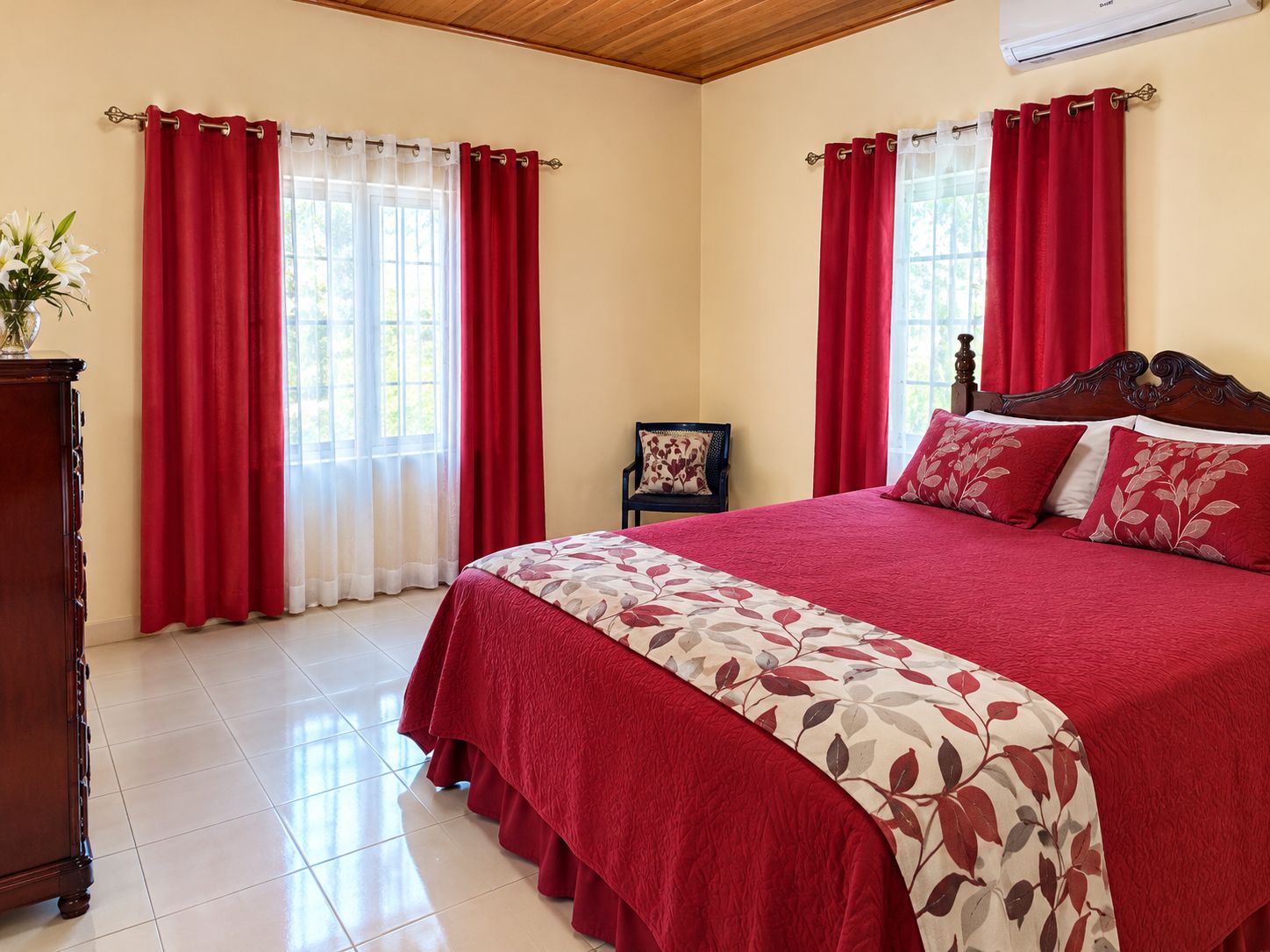 Een slaapkamer met een bed, gordijnen, een stoel en een houten dressoir.