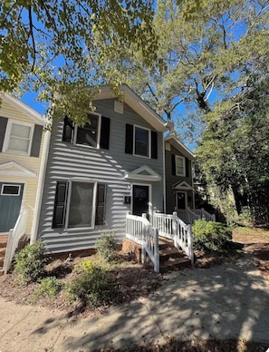 Exterior - Cozy Townhome in the Perfect location! (Columbia)