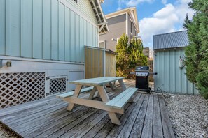 A wooden deck with a picnic table and a barbecue grill. - Shells & Whistle Beach Cottage
Short Walk to SeaWatch Beach Manasquan (Manasquan)