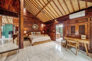 Un'accogliente stanza in legno con un letto, comodini e una scrivania.