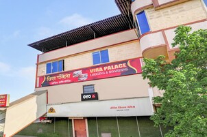 Un edificio de varios pisos con un letrero que indica 'Vira Palace', ofreciendo servicios de alojamiento y hospedaje.