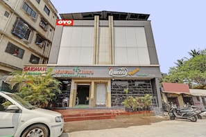 Un immeuble abritant plusieurs commerces, notamment un restaurant, un bar et un service d’hébergement.