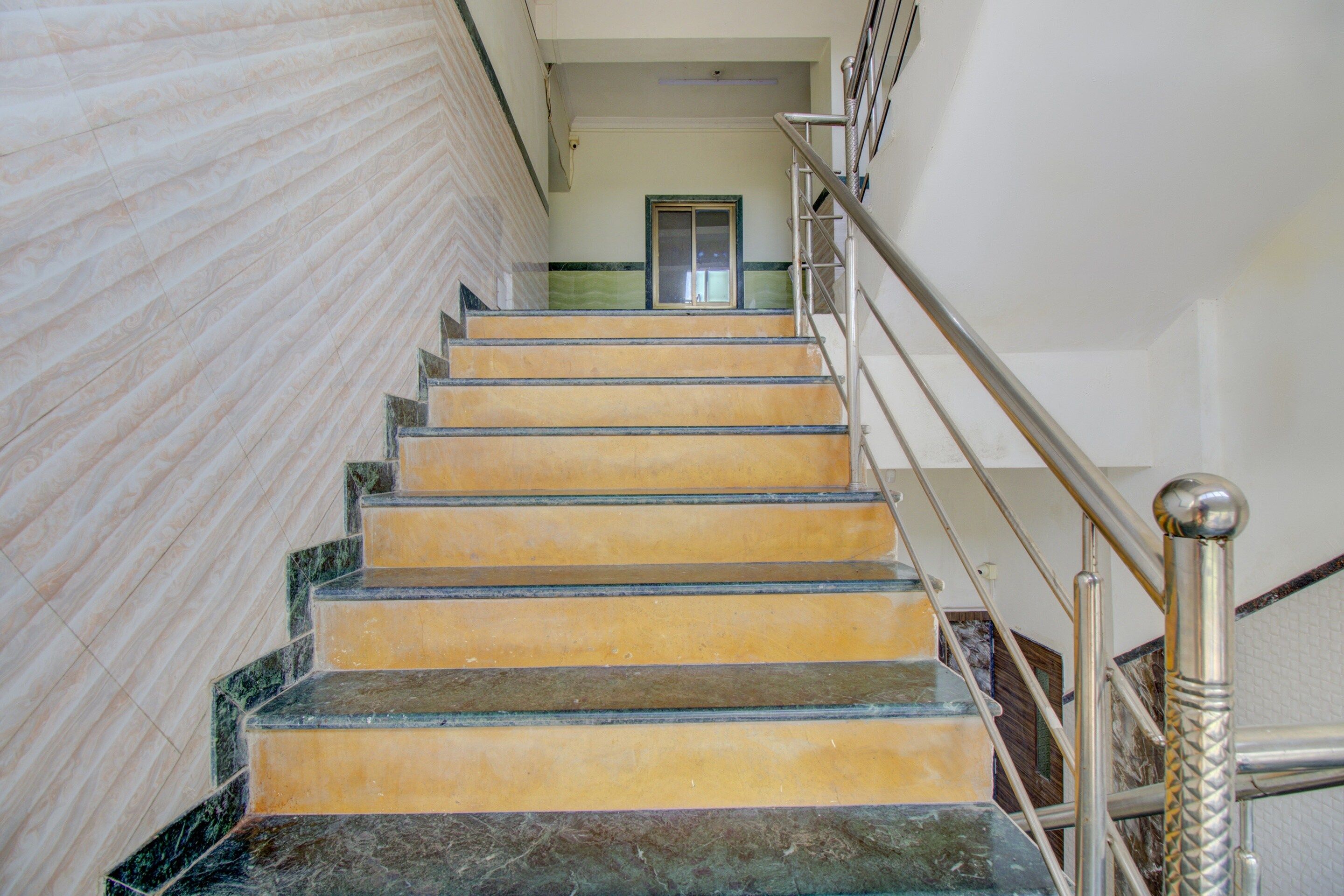 Una escalera de mármol que conduce a una plataforma.