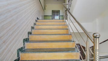 Una escalera de mármol que conduce a una plataforma.