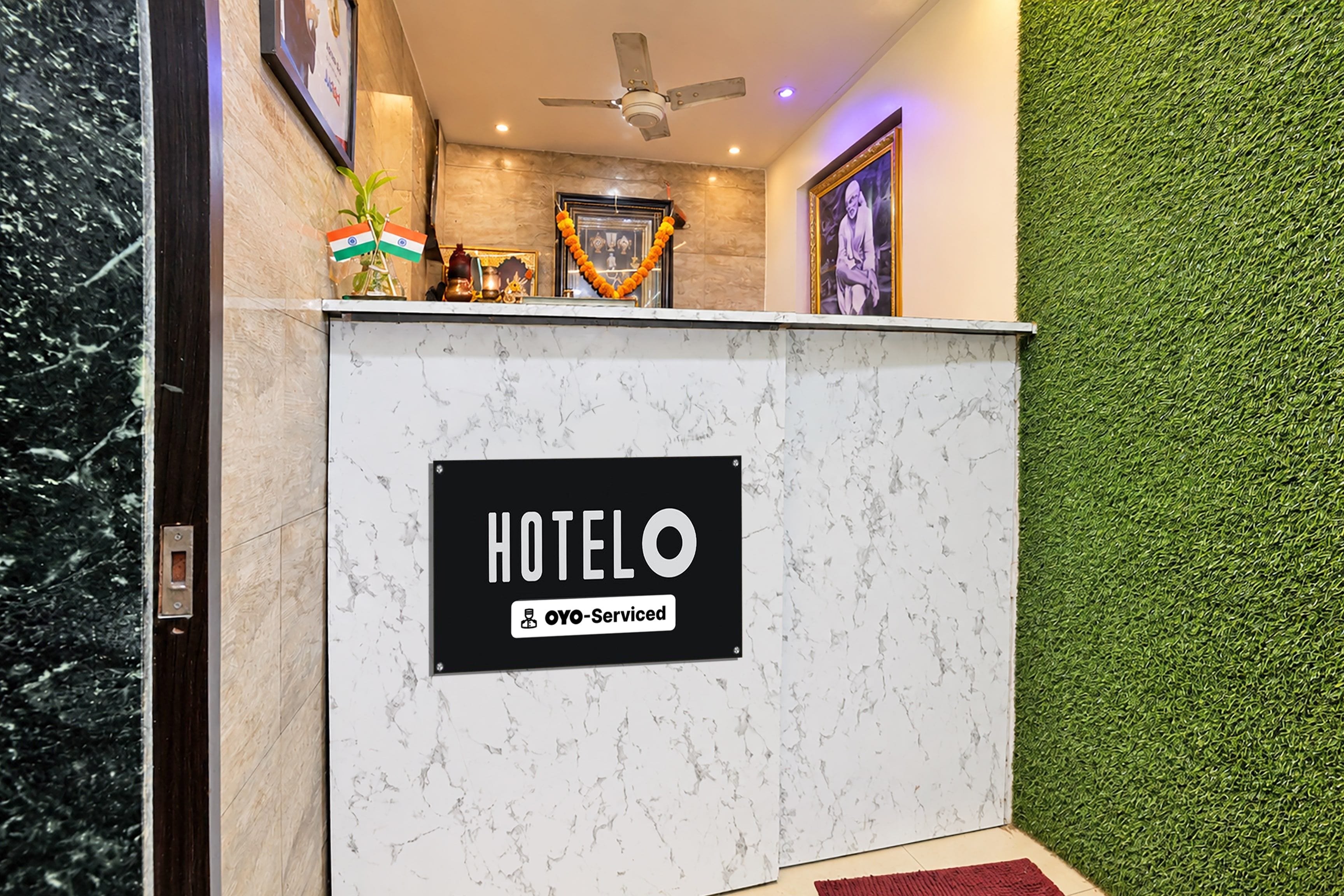 Mostrador de recepción de hotel con un letrero que indica servicio OYO.