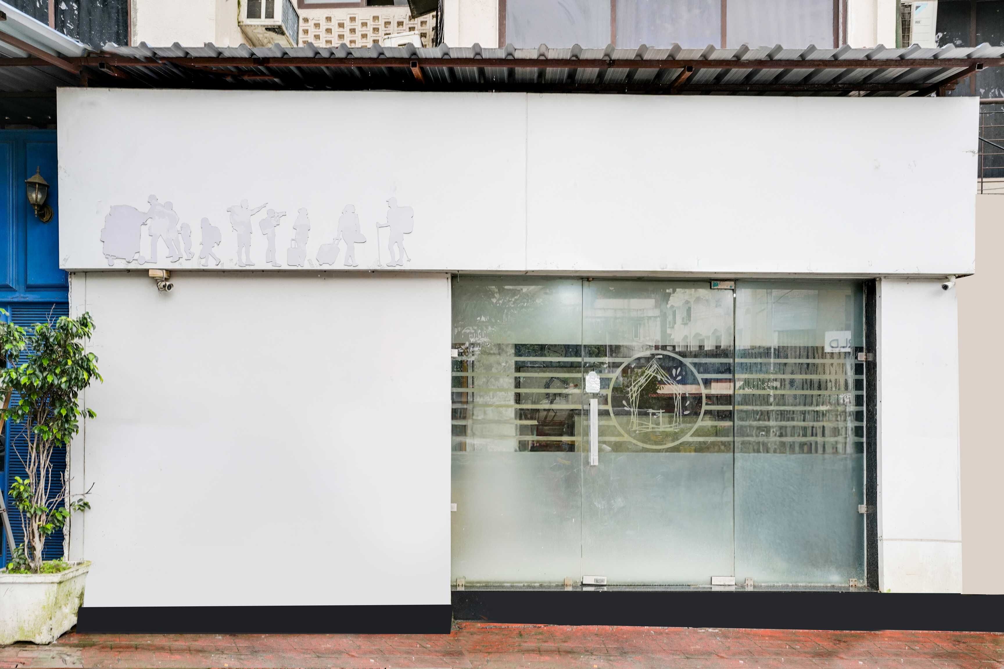 A building facade with a clear sign reading 'CRUZAR'.
