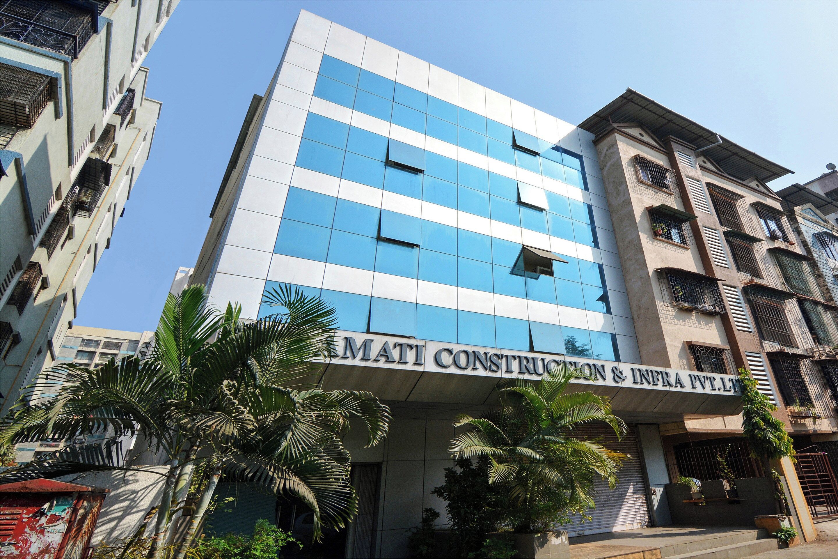 Un edificio de varios pisos con un letrero que dice 'MATI CONSTRUCTION & INFRA PT. L.T.'