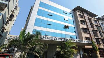 Un edificio de varios pisos con un letrero que dice 'MATI CONSTRUCTION & INFRA PT. L.T.'