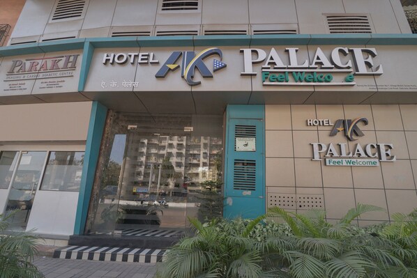 Entrada de un hotel con un letrero que dice 'HOTEL PALACE Feel Welcome'.
