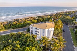 Un hotel con piscina, cerca de una playa y vistas al océano.