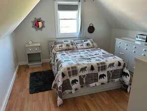 Room - Adorable 2-bedroom house in tranquil Jackman with cozy charm (Jackman)