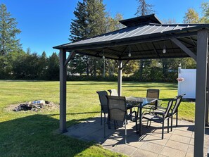 Outdoor dining - Adorable 2-bedroom house in tranquil Jackman with cozy charm (Jackman)