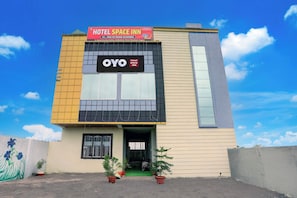 A building with a sign for Hotel Space Inn, a 24-hour service, and a logo for OYO. - HOTEL O SPACE INN NH 44 (Nagpur)
